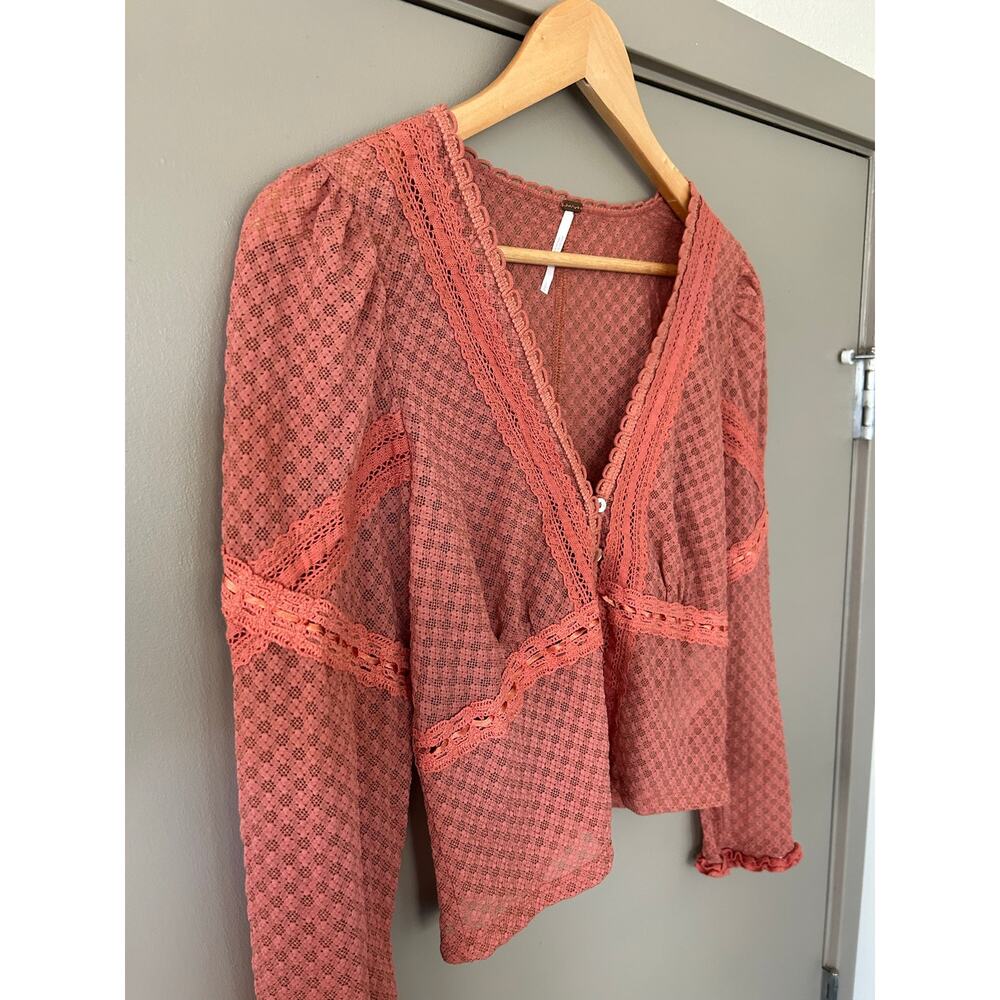 Free People Kika Top CoralPink LaceyVNeck ButtonFront Blouse Boho indie festival - Picture 3 of 16